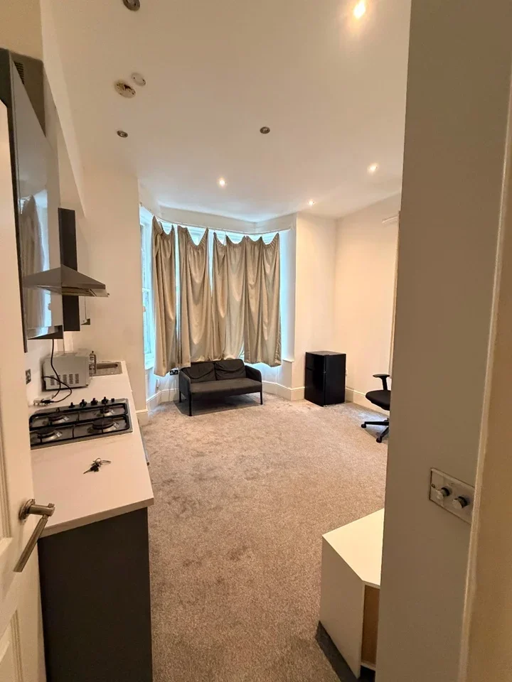 Flat Grove Crescent in Greater London