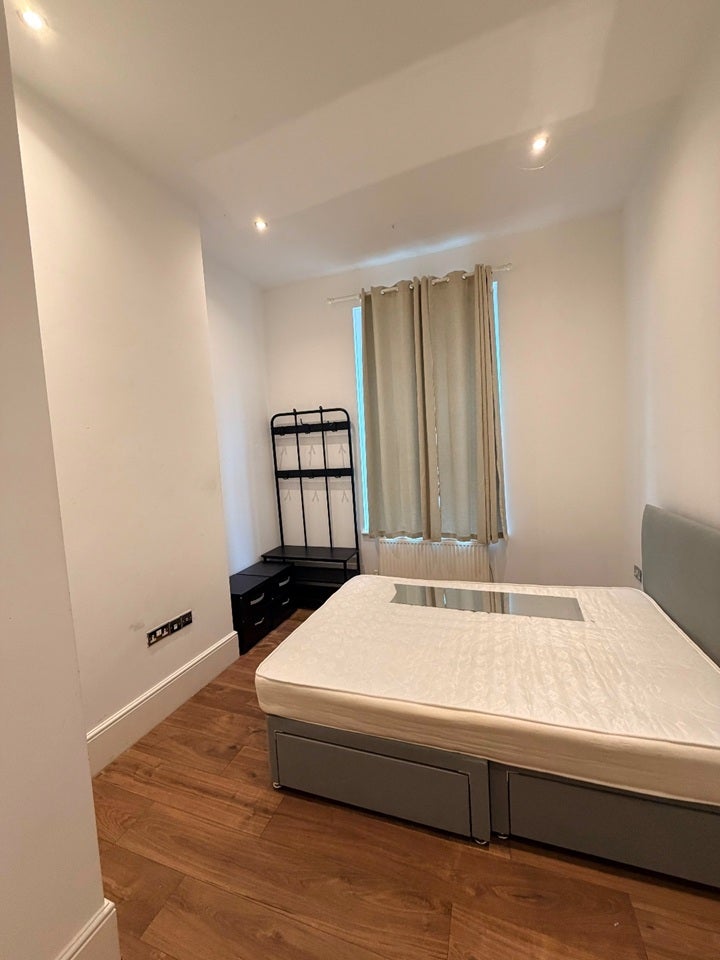 Flat Grove Crescent in Greater London