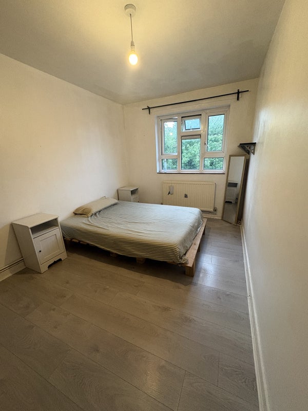 Room Hamilton Road in Greater London
