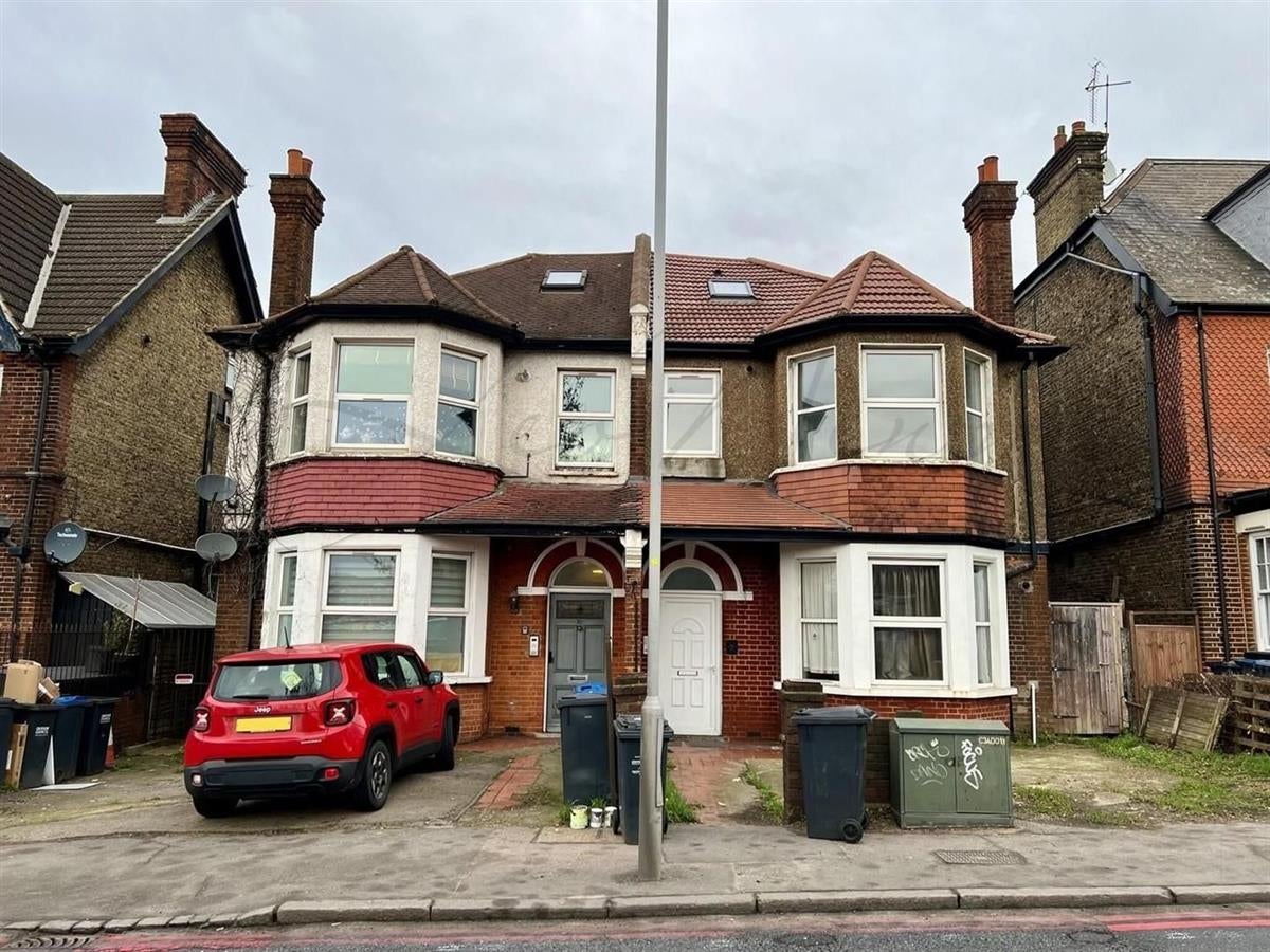 Flat Duppas Hill Road in Greater London