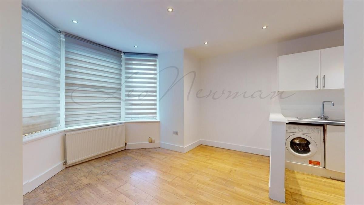 Flat Duppas Hill Road in Greater London