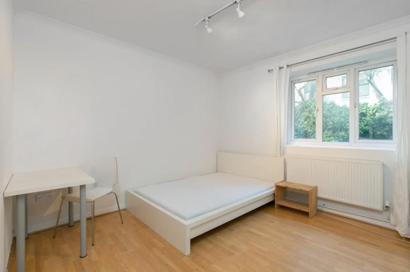 Flat Long Lane in Greater London