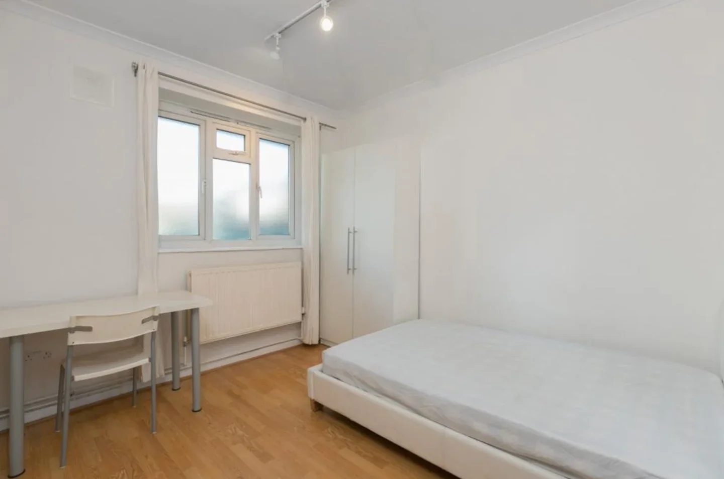 Flat Long Lane in Greater London