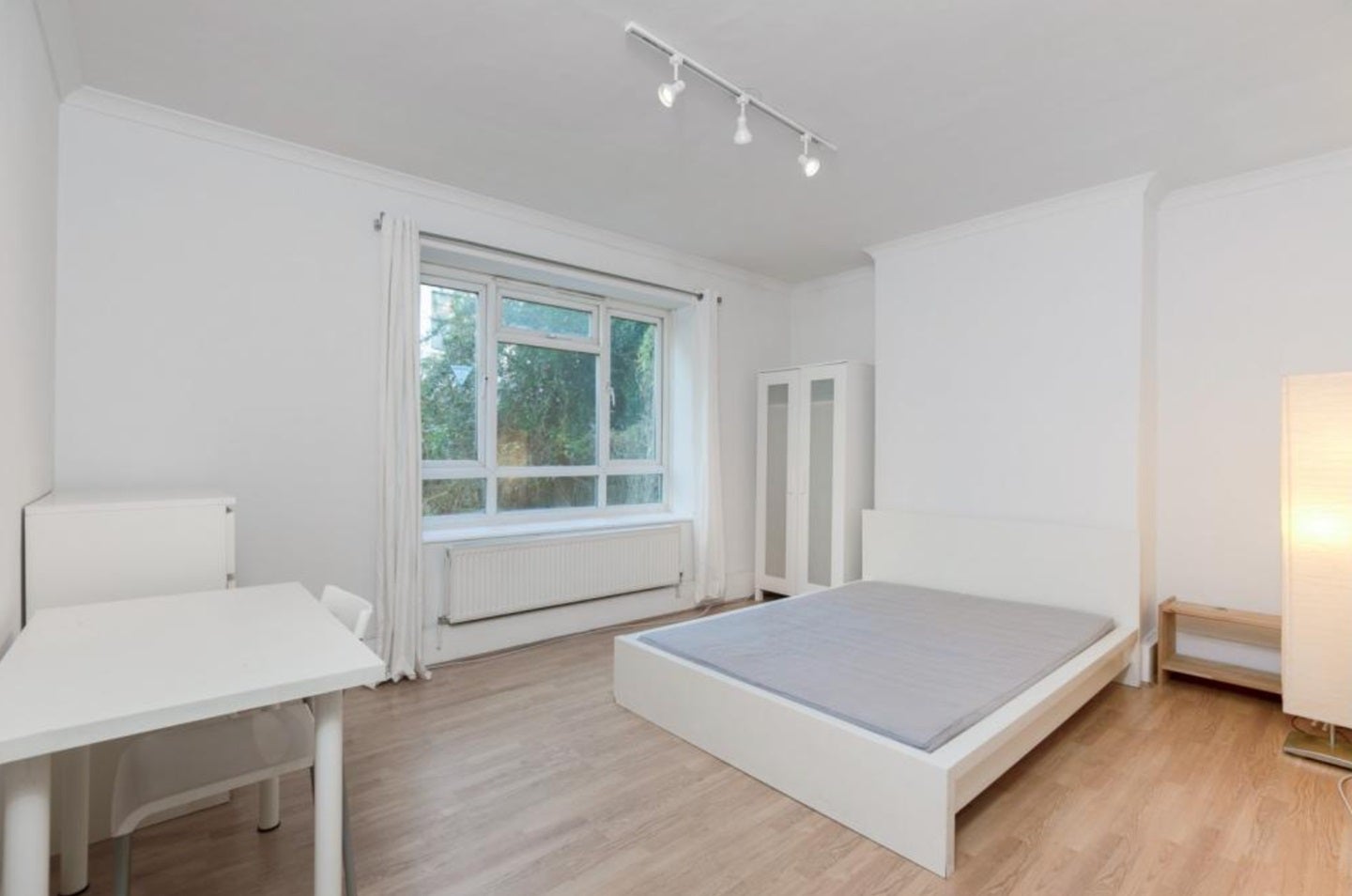 Flat Long Lane in Greater London