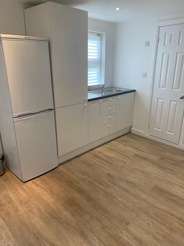 Flat Saxon Avenue in Greater London