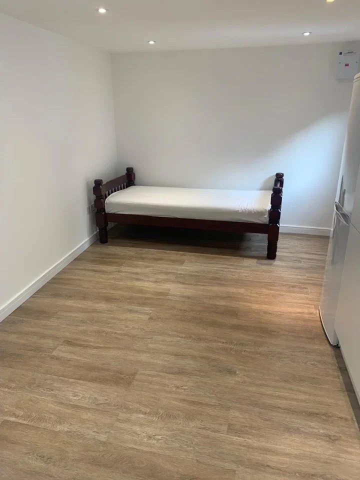 Flat Saxon Avenue in Greater London