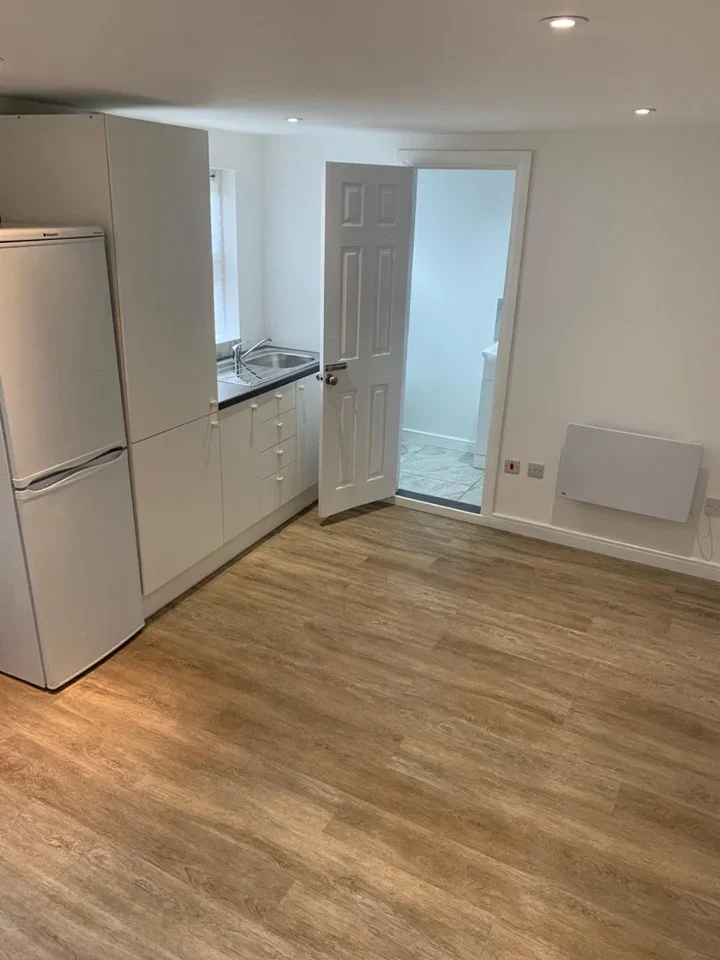 Flat Saxon Avenue in Greater London