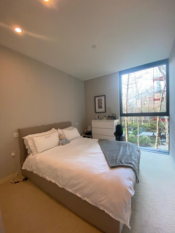 Flat Holland Street in Greater London