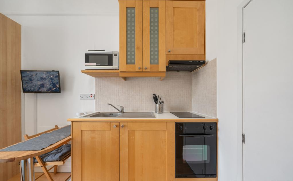 Flat Belgrave Road in City of Westminster