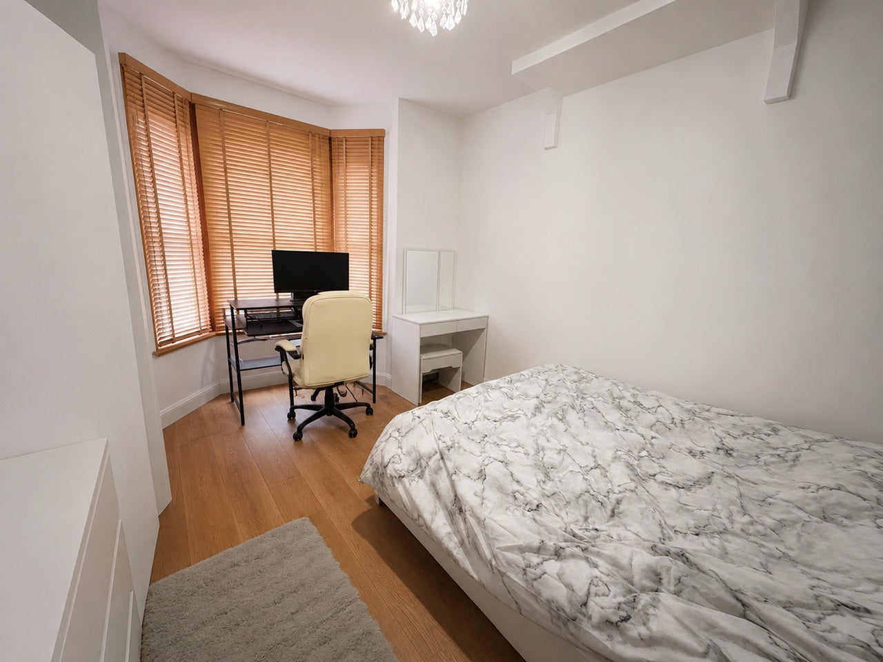 Flat Albert Square in Greater London