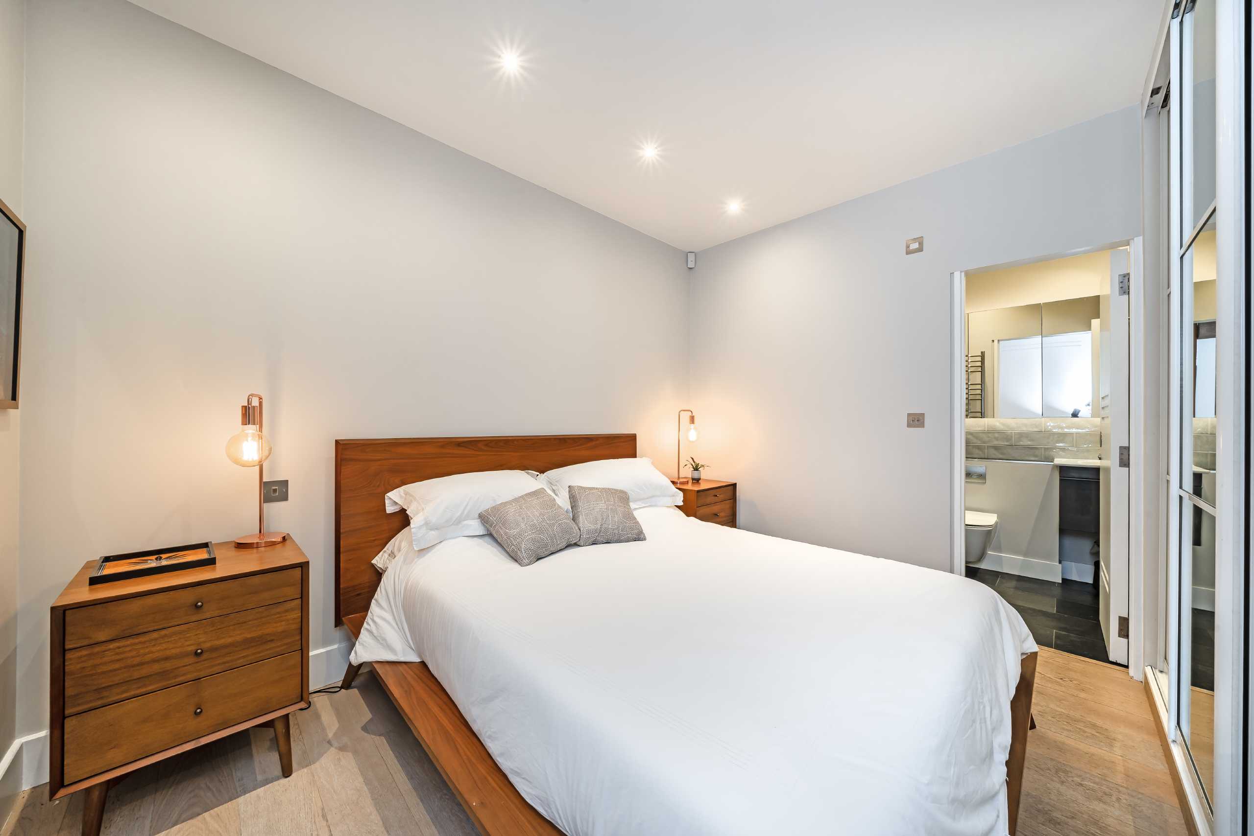 House Simon Close in Greater London