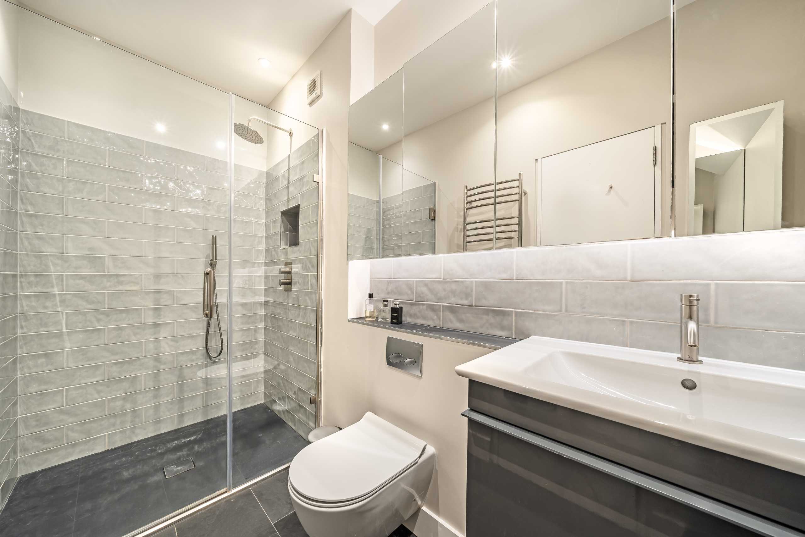 House Simon Close in Greater London