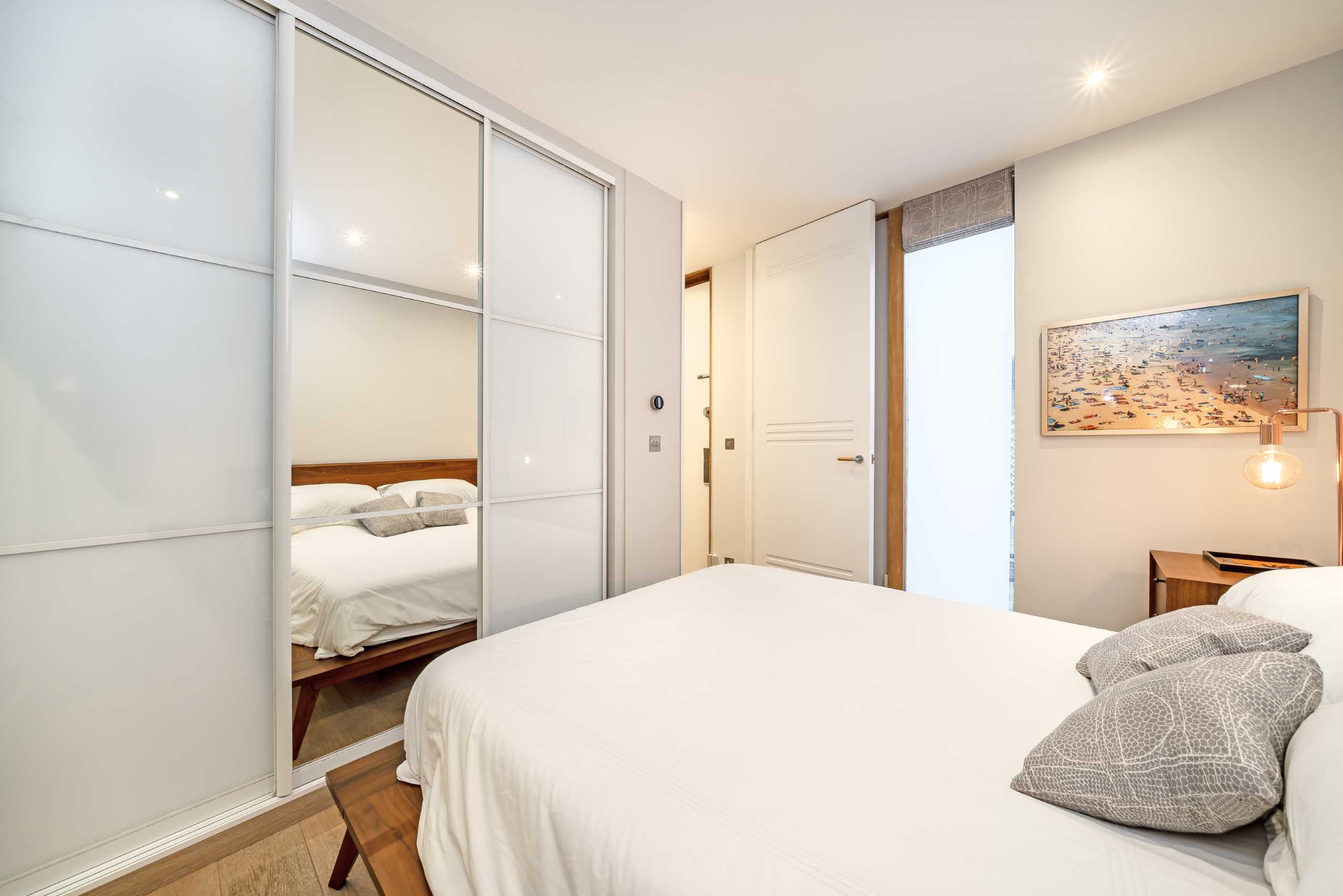 House Simon Close in Greater London