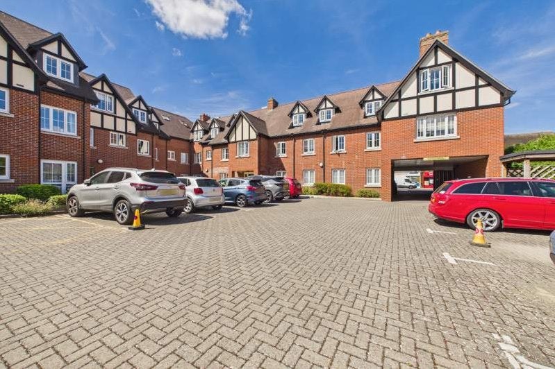 Flat Waterloo Road in Epsom and Ewell