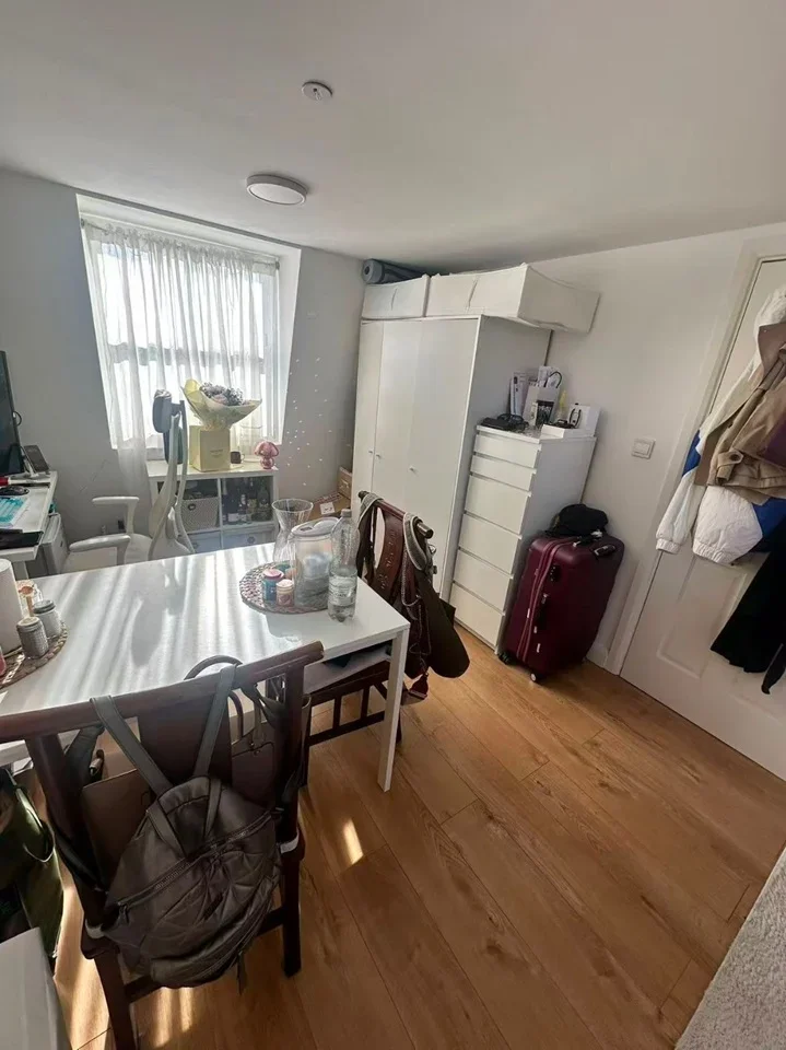 Room Sulgrave Road in Greater London