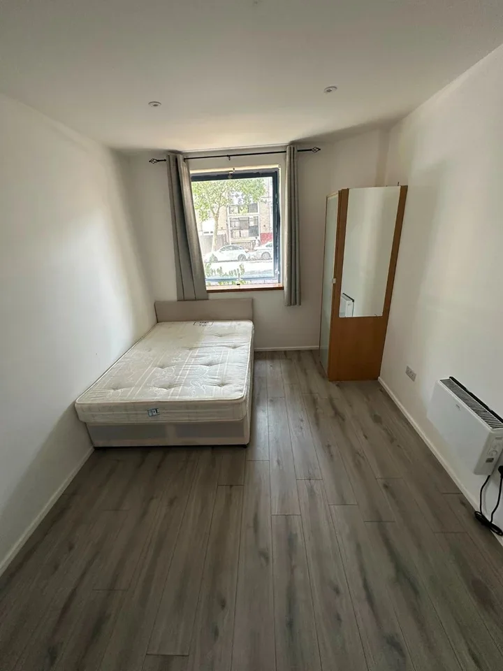 Room Manchester Road in Greater London