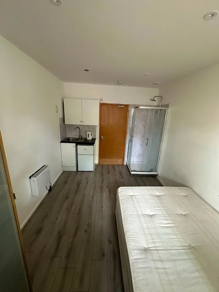 Room Manchester Road in Greater London