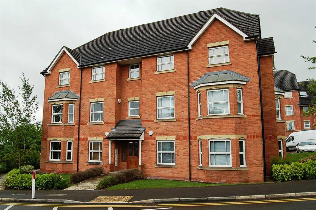 Flat Royal Court Drive in Bolton