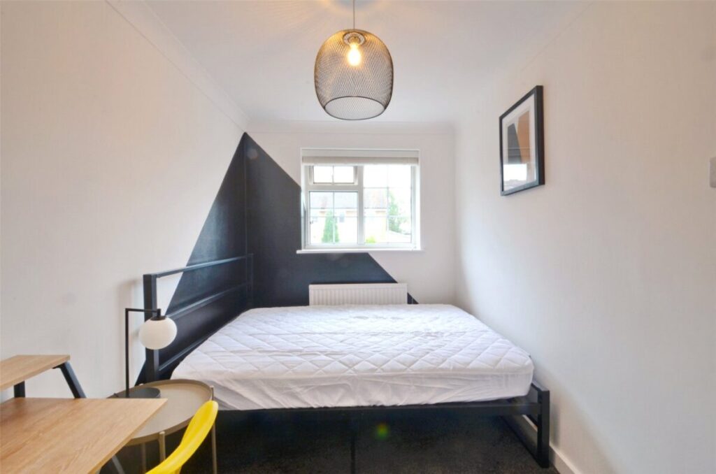 Room Homeleaze Road in Bristol