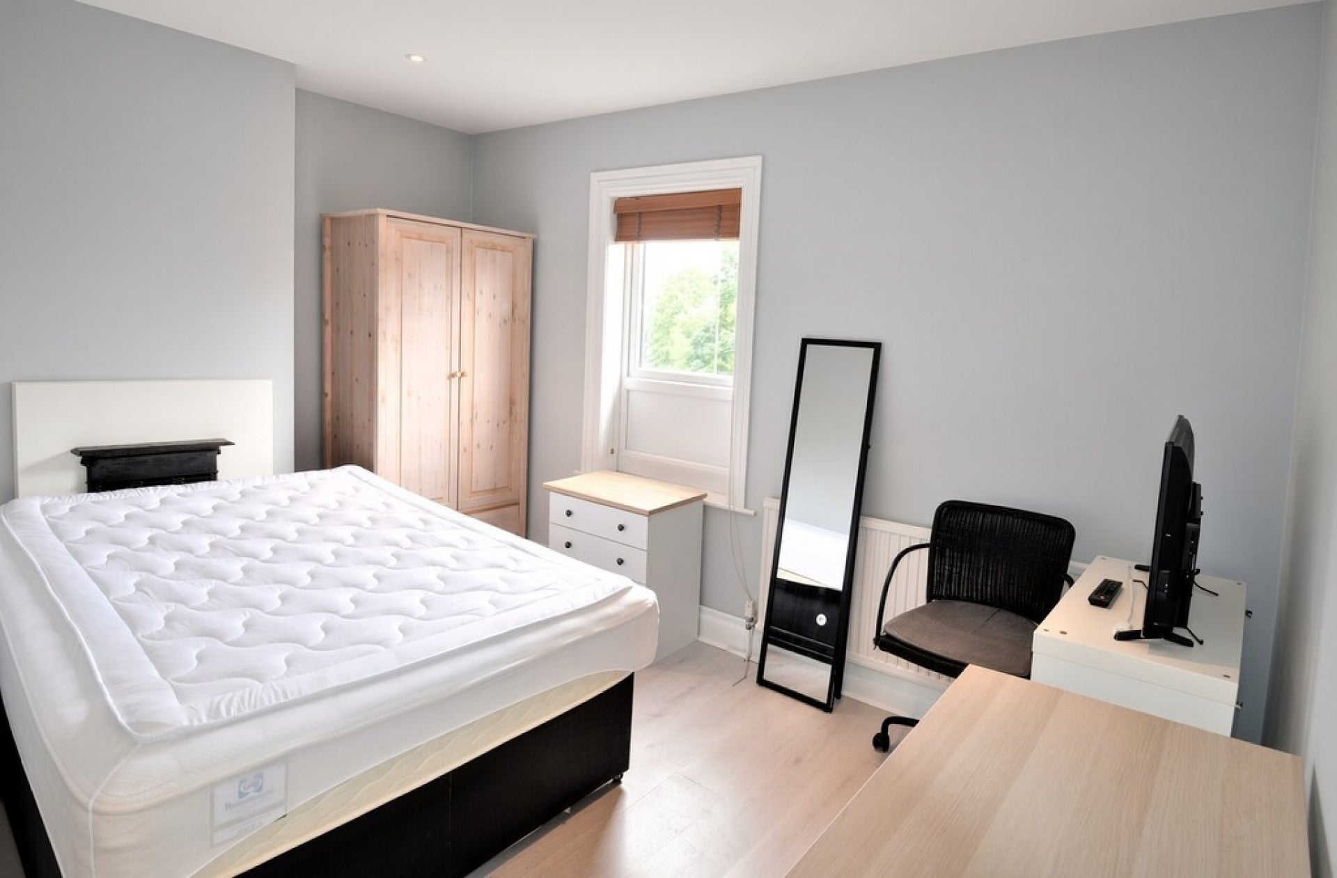 Room Alexandra Court in Borough of Runnymede
