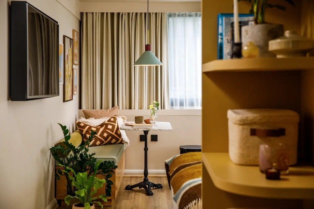 Flat Hackney Road in Greater London