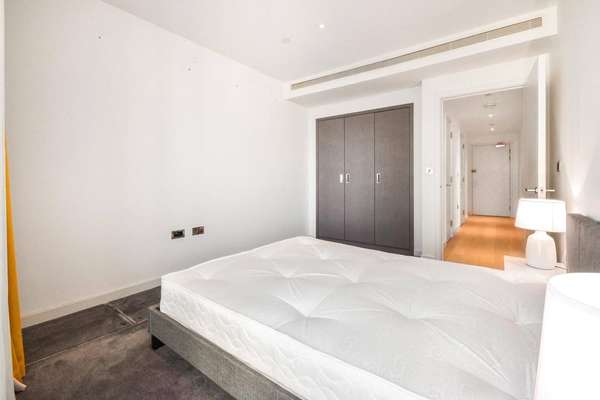 Flat Biscayne Avenue in Greater London
