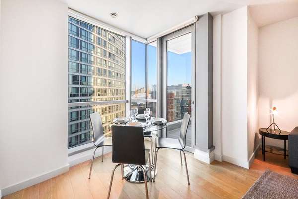 Flat Biscayne Avenue in Greater London