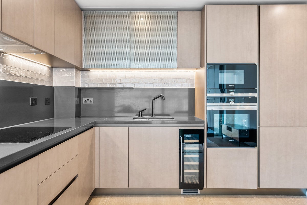 Flat Prince of Wales Drive in Greater London