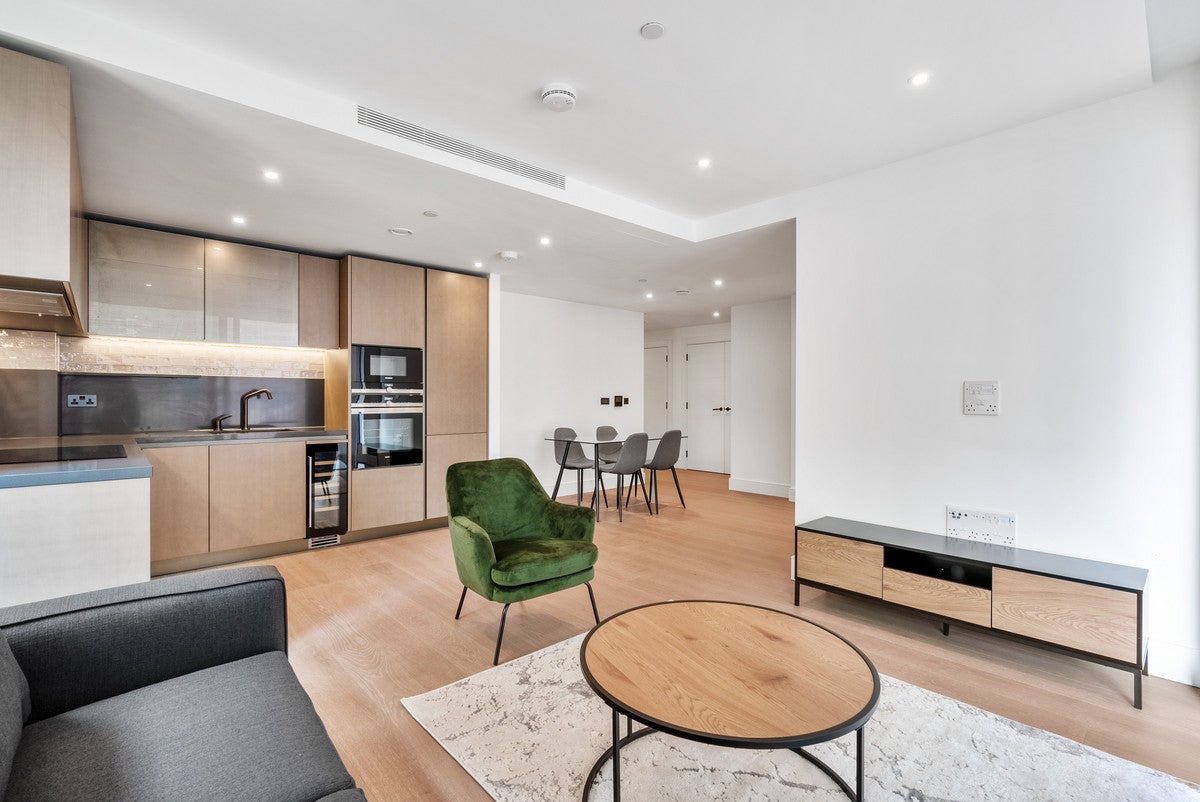 Flat Prince of Wales Drive in Greater London