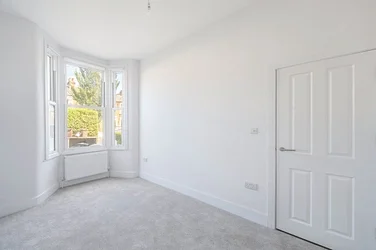 Flat Vant Road in Greater London