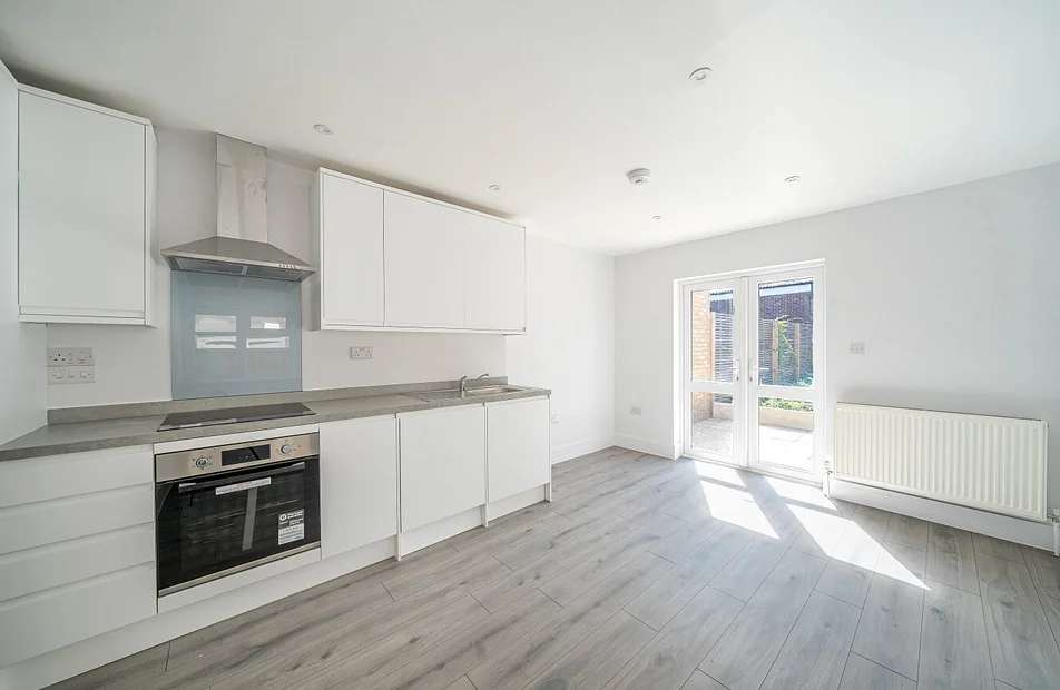 Flat Vant Road in Greater London
