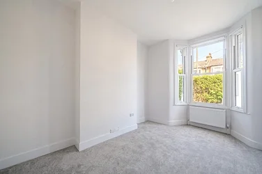 Flat Vant Road in Greater London
