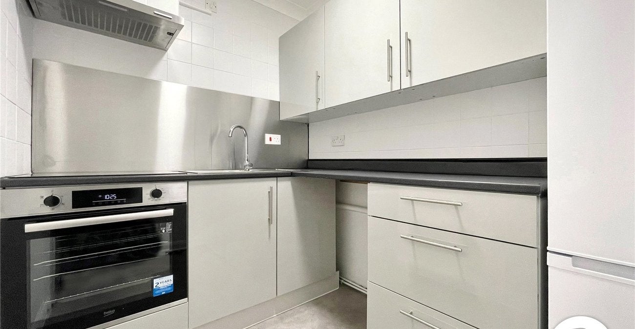 Flat Erith Road in Greater London