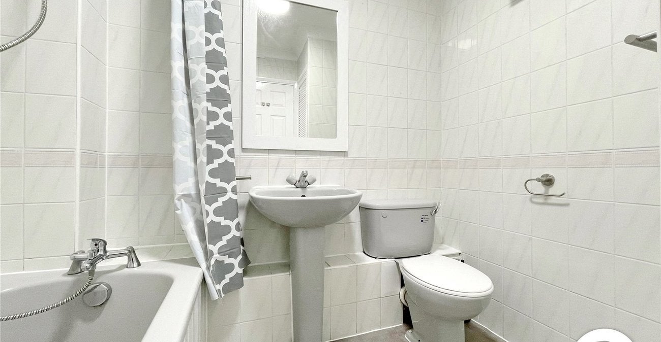 Flat Erith Road in Greater London