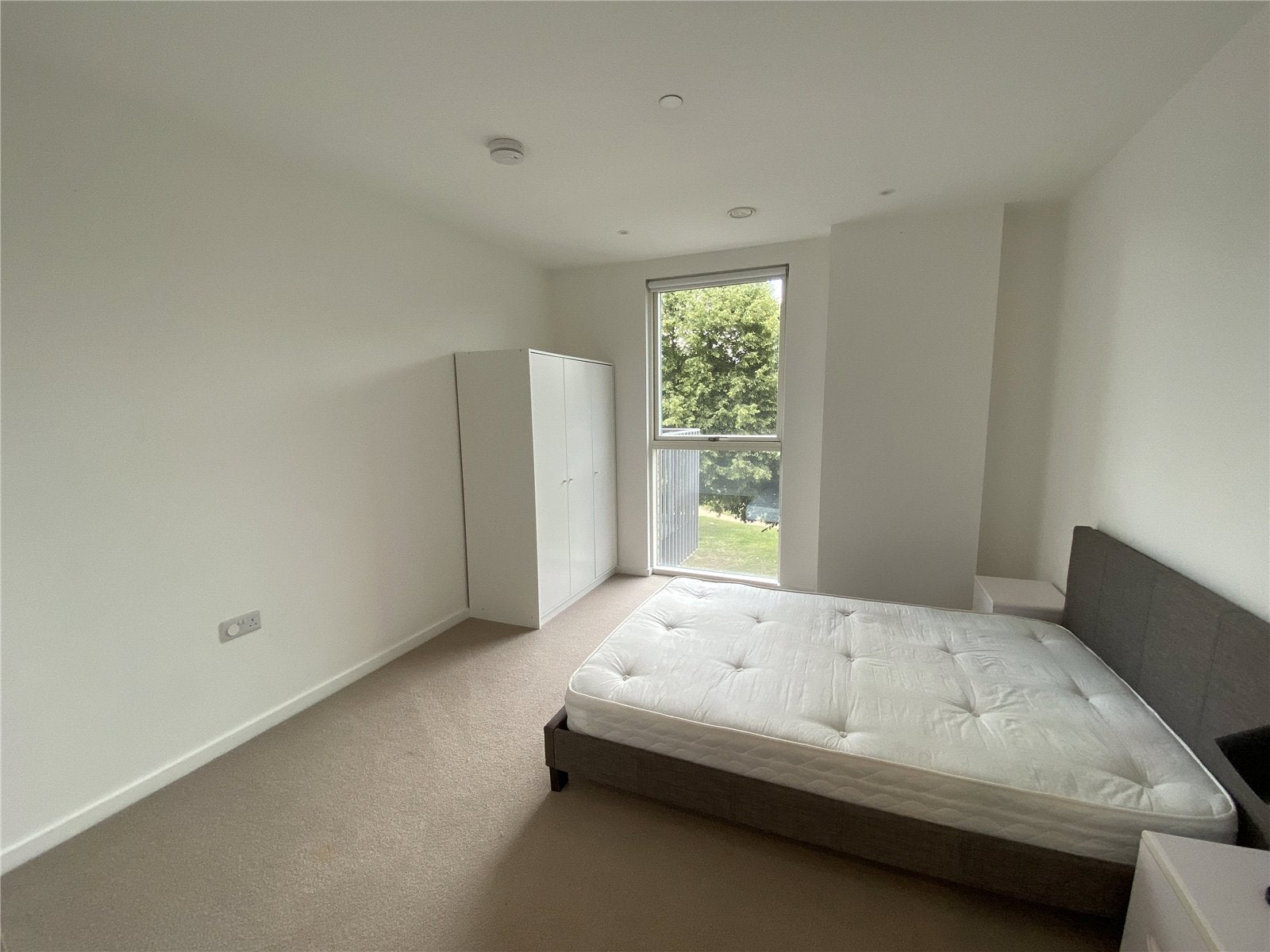 Flat Timberyard Street in Greater London