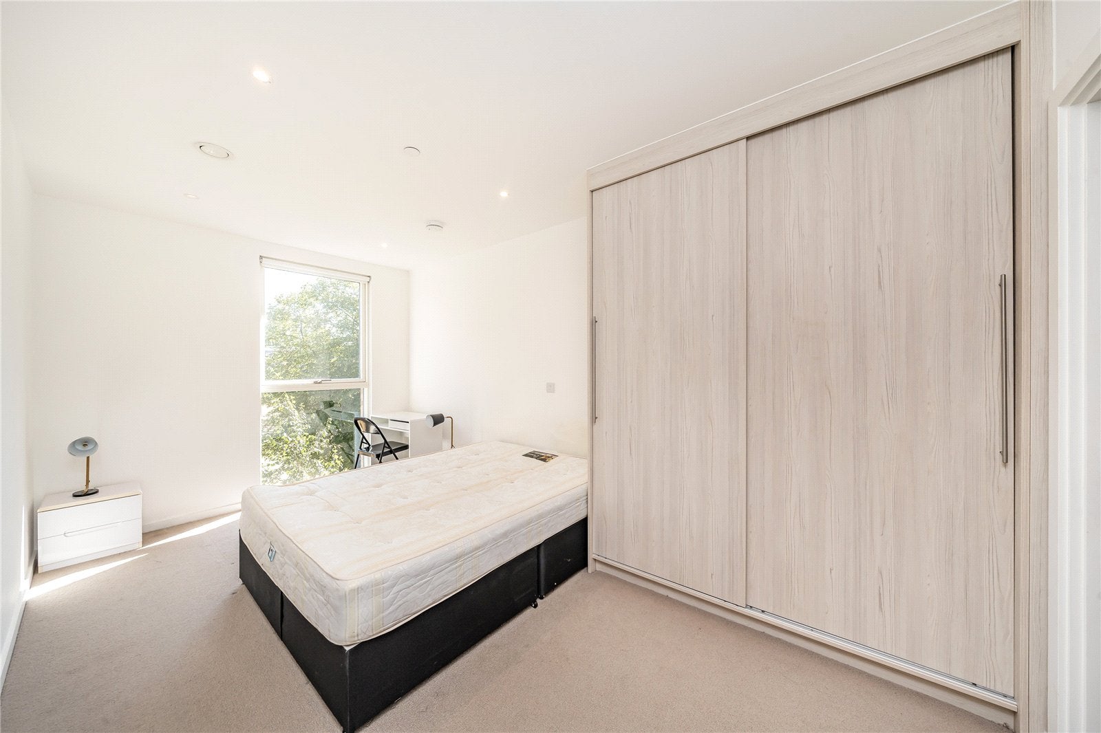 Flat Timberyard Street in Greater London