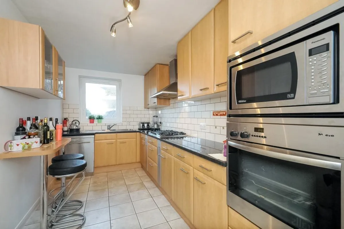 Flat Gipsy Lane in Greater London