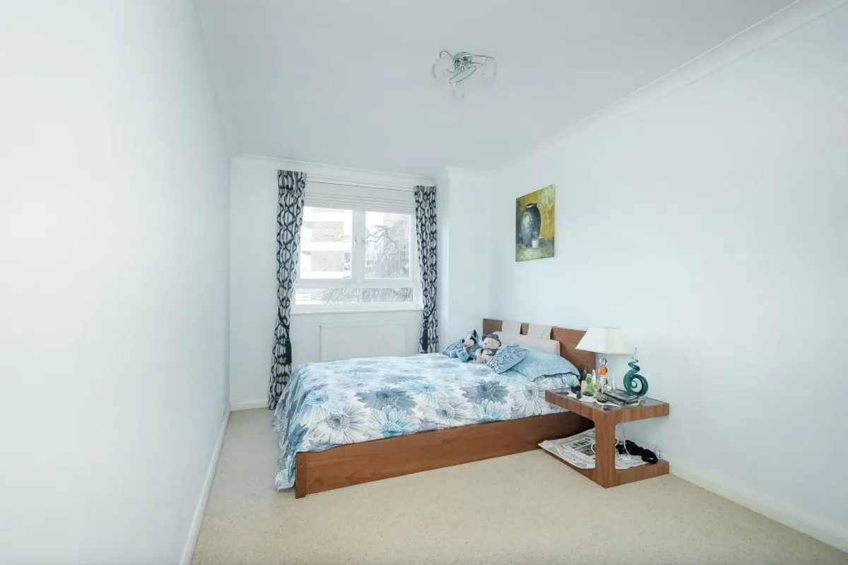 Flat Gipsy Lane in Greater London