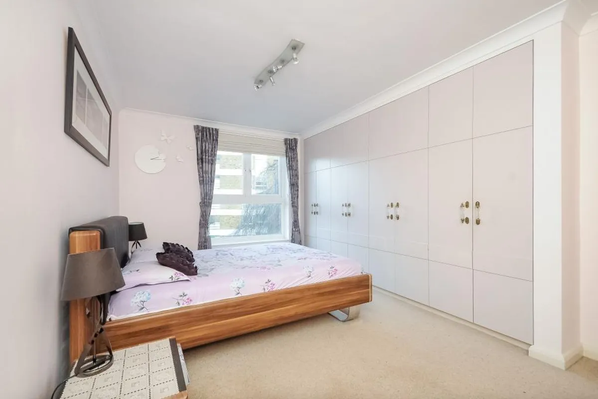 Flat Gipsy Lane in Greater London