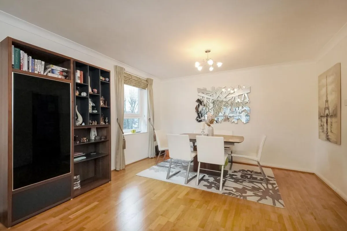 Flat Gipsy Lane in Greater London