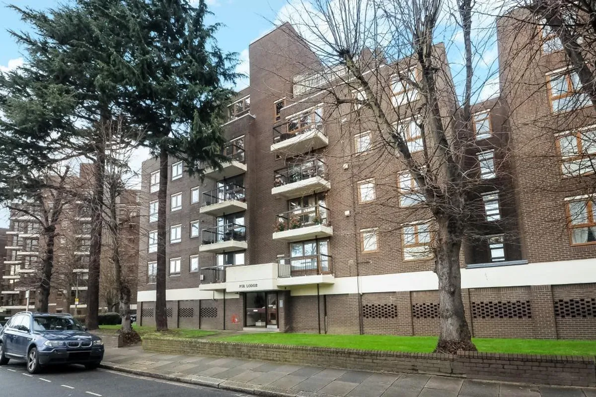 Flat Gipsy Lane in Greater London