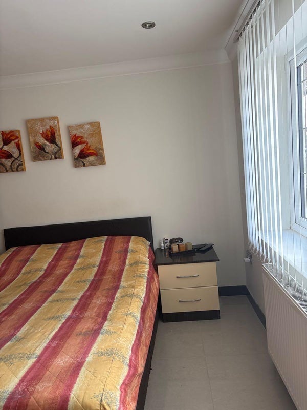 Room Knolton Way in Slough