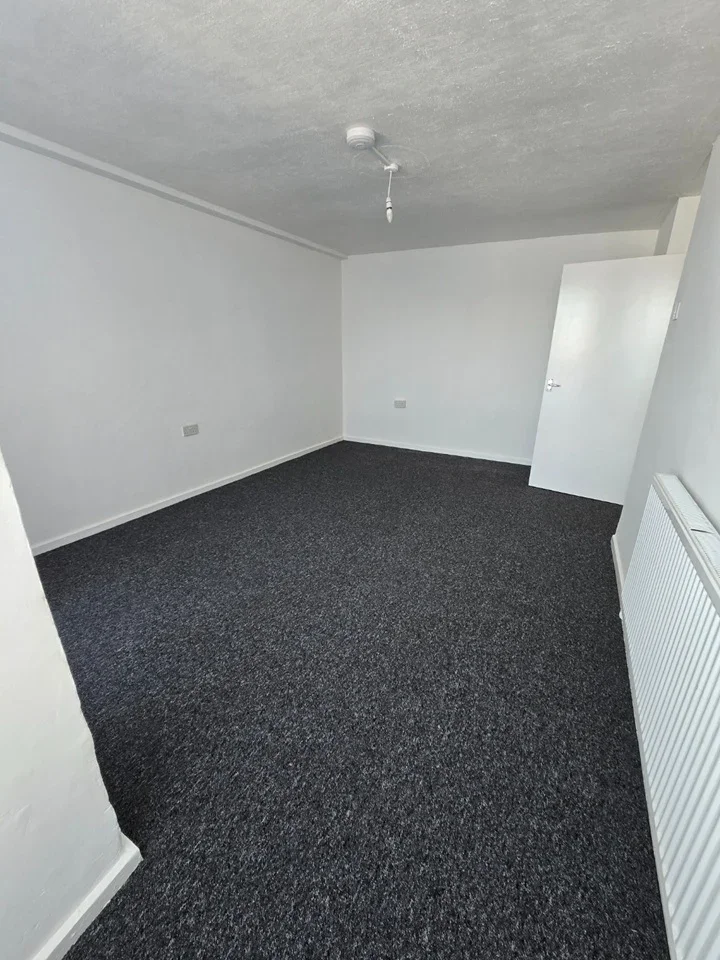 Flat Teviot Street in Greater London