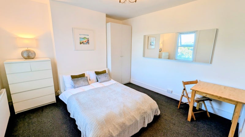 Room Dolphin Road in Slough