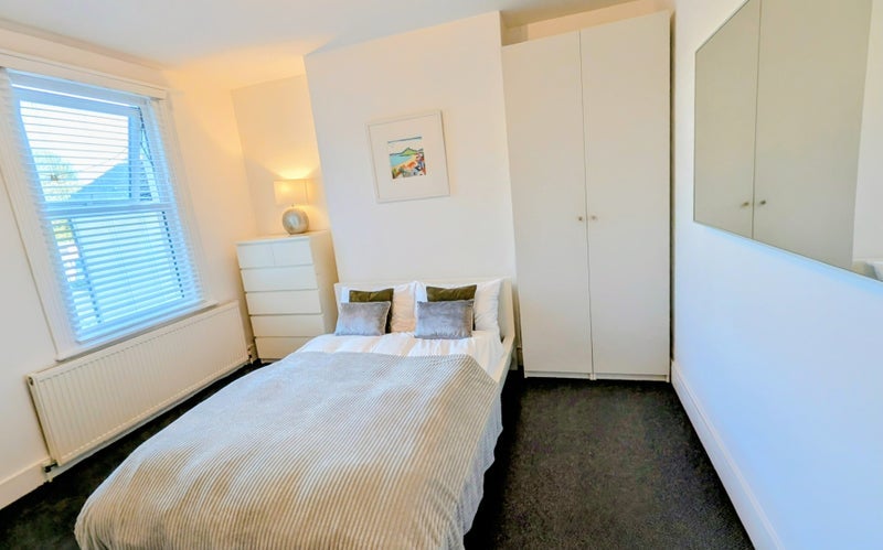 Room Dolphin Road in Slough