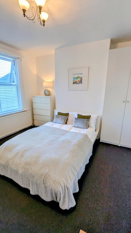 Room Dolphin Road in Slough