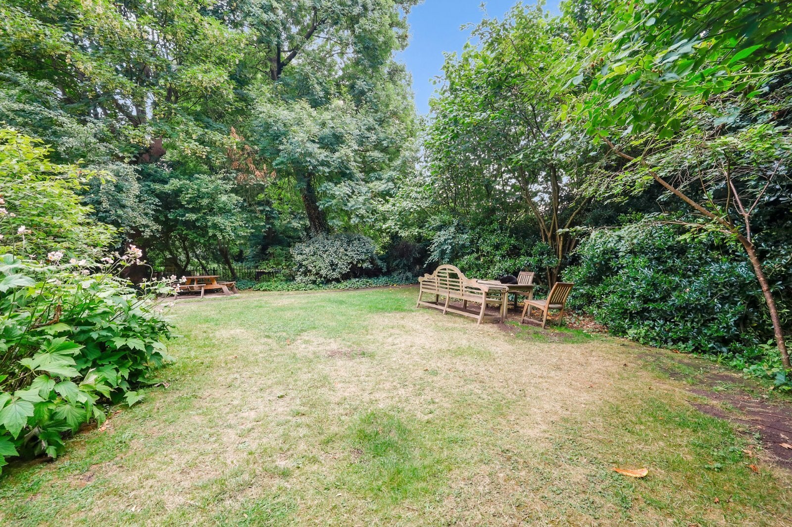 Flat Brookfield in Greater London