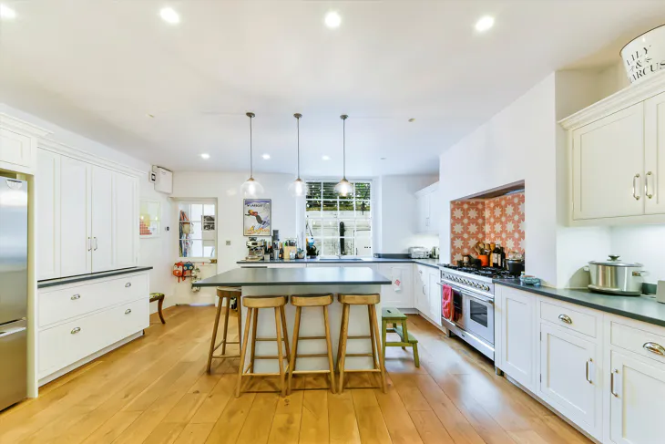 House Thornhill Square in Greater London