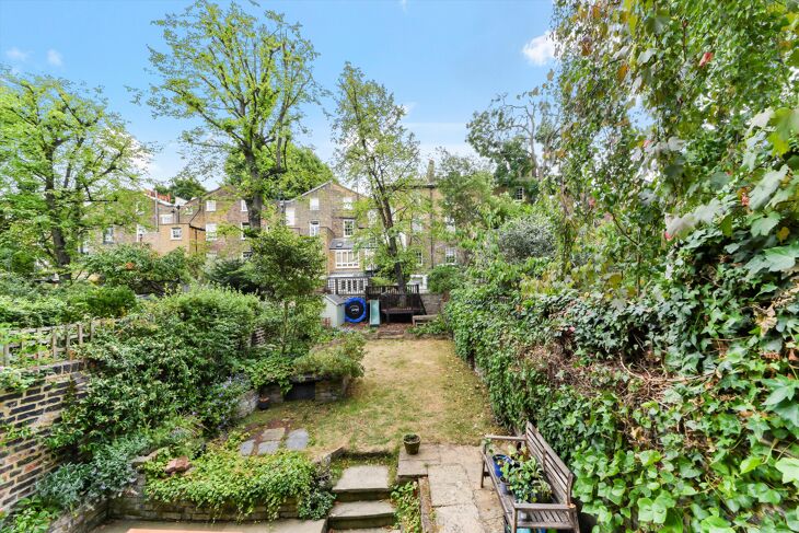 House Thornhill Square in Greater London