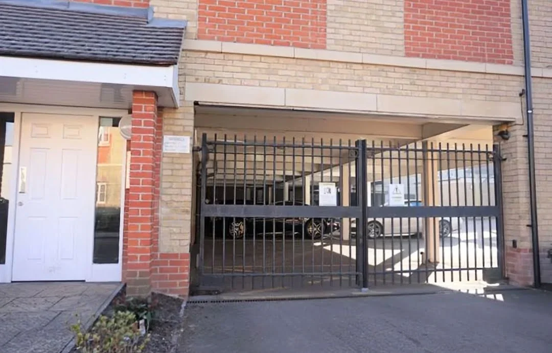 Flat Three Valleys Way in Hertsmere